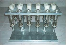 Lama yapışan kesitleri ince kesit aletinde kullanılabilecek yapışma kıvamına getirebilmek için örneğe sıkıştırıcı kullanılarak basınç uygulanır ve maksimum yapışma sağlanır.