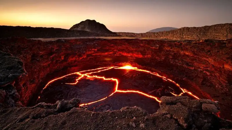 Magma: dünyanın iç tabakalarında bulunan, yüksek basınç ve yüksek sıcaklıkta ergimiş ya da erimiş kayalardır.
